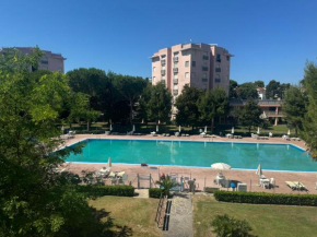 Marcelli, trilocale con terrazzo in residence con piscina - M398